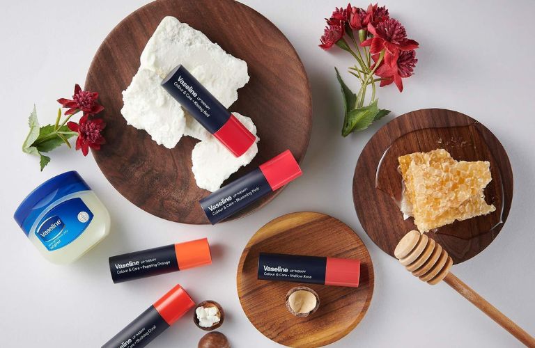 Dưỡng môi bằng mật ong và vaseline