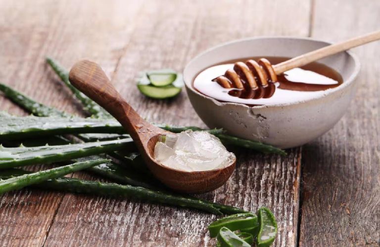 Dưỡng môi bằng mật ong và nha đam