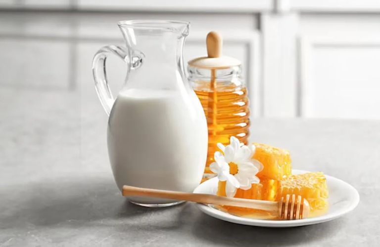 Dưỡng môi bằng mật ong và sữa tươi