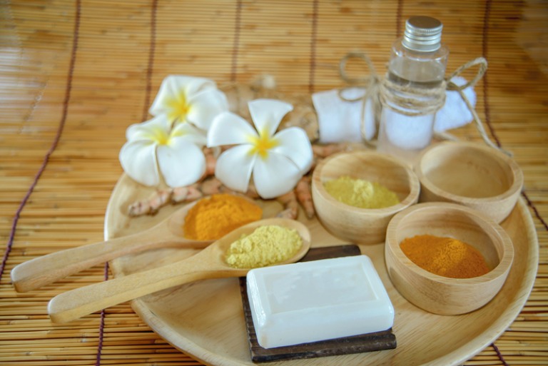 Cách làm căng da mặt với dầu dừa và nghệ