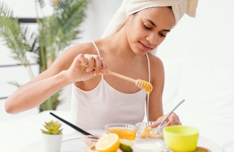 Dùng nguyên liệu tự nhiên để cải thiện môi thâm loang từ nhẹ đến trung bình