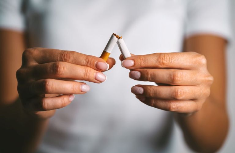 Hạn chế hút thuốc lá để ngăn ngừa tình trạng thâm môi
