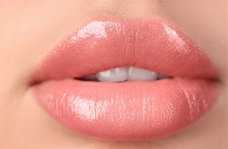 Đôi môi căng mọng và đầy đặn thường được xem là chuẩn mực của sự quyến rũ