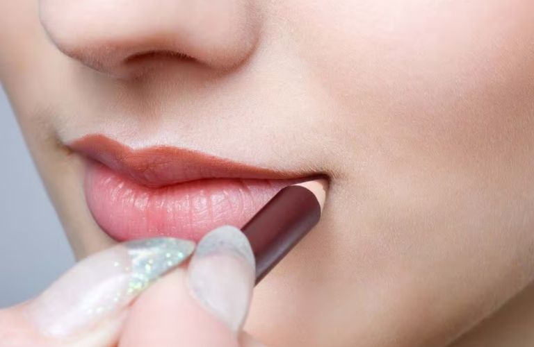 Trang điểm tạo hiệu ứng môi tều
