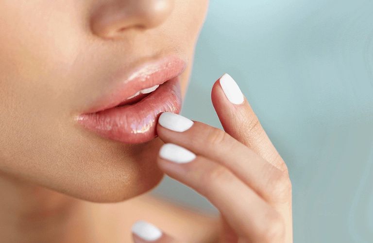 Tẩy tế bào chết định kỳ và dưỡng ẩm chuyên sâu cho môi