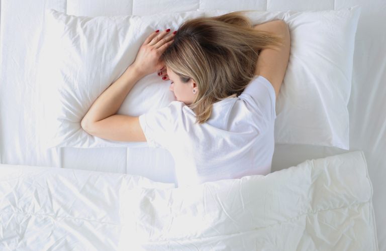 Ngủ nghiêng hoặc nằm úp mặt