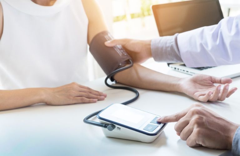 Khám sức khỏe và ngưng thuốc trước khi phẫu thuật nâng mũi