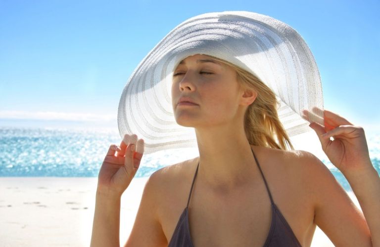 Tránh ánh nắng trực tiếp trong vòng 1 tuần đầu sau khi điêu khắc hoặc phun xăm chân mày
