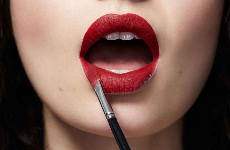 Môi bị thâm thường gặp ở những người son môi chứa chì hoặc không tẩy trang kỹ