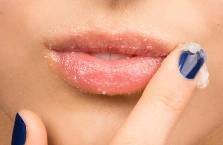 Thường xuyên tẩy tế bào chết cho môi có thể giúp cải thiện màu sắc của môi