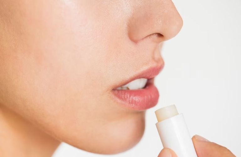 Dùng son dưỡng môi có chỉ số chống nắng (SPF)