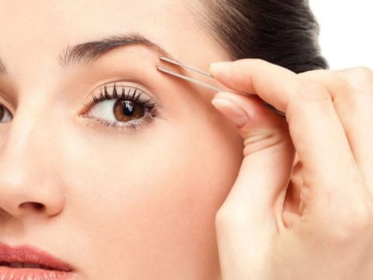 Nhổ lông mày có bị sụp mí không