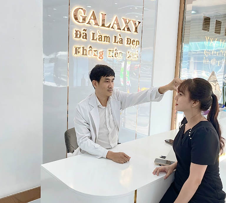 bảng giá phun chân mày tán bột tại Thẩm mỹ Galaxy