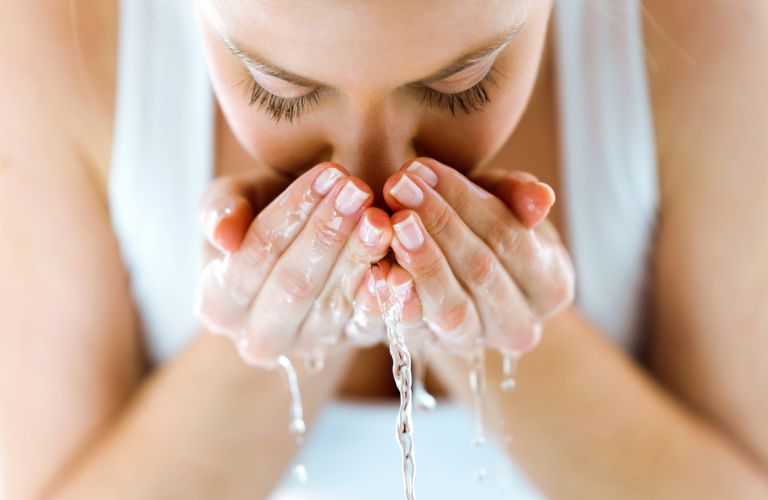 Có thể bắt đầu tiếp xúc với nước một cách nhẹ nhàng sau khi phun chân mày khoảng 7 ngày