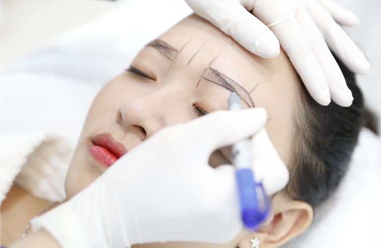 Thời gian bong và lên màu của chân mày phụ thuộc vào công nghệ phun màu được sử dụng