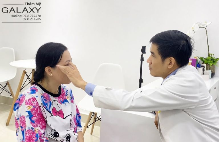 Thăm khám, tư vấn và trực tiếp thẩm mỹ chân mày bởi bác sĩ Lê Trần Duy