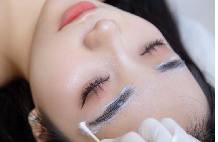 Vệ sinh và sát khuẩn khu vực xung quanh mày