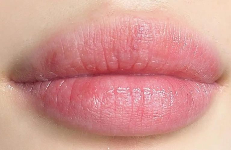 Môi bong quá sớm khiến màu mực chưa kịp bám chắc vào da và làm ảnh hưởng đến màu môi cuối cùng
