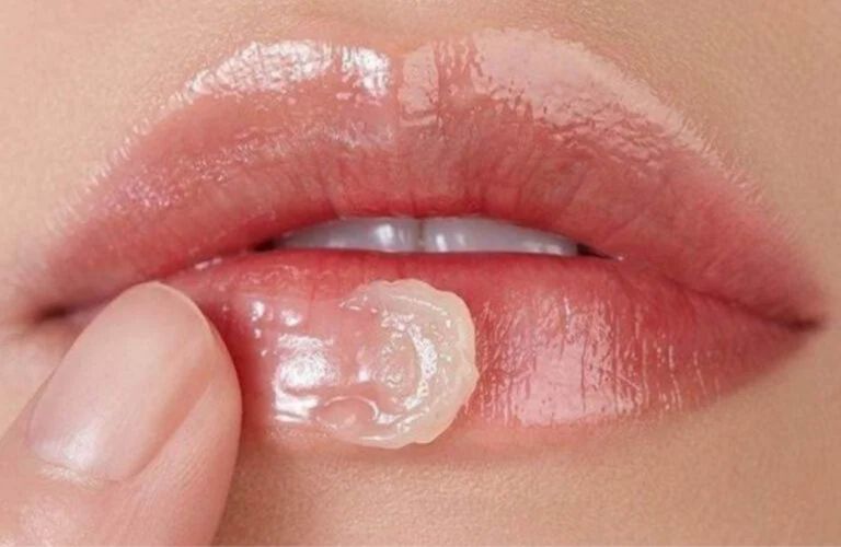 Dưỡng môi bằng sản phẩm chuyên dụng