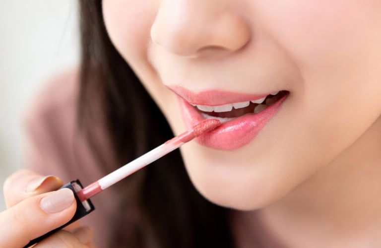 Chỉ nên sử dụng son sau khi phun môi khoảng 4 – 8 tuần