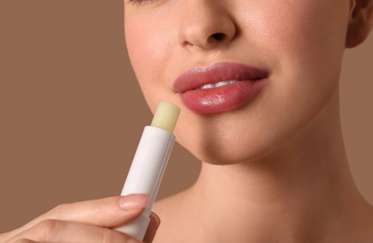 Dưỡng môi theo đúng hướng dẫn của chuyên viên