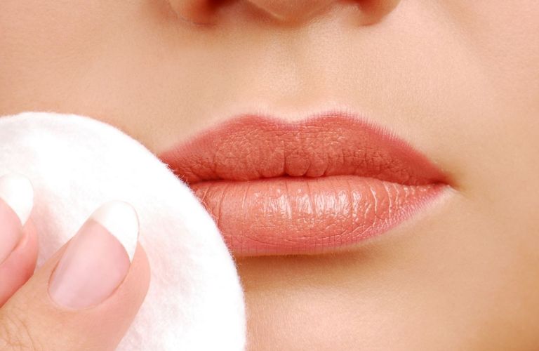 Vệ sinh môi đúng cách bằng nước muối sinh lý