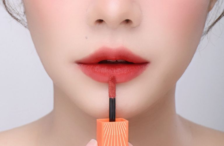 Không trang điểm môi ít nhất 2 - 3 tuần đầu