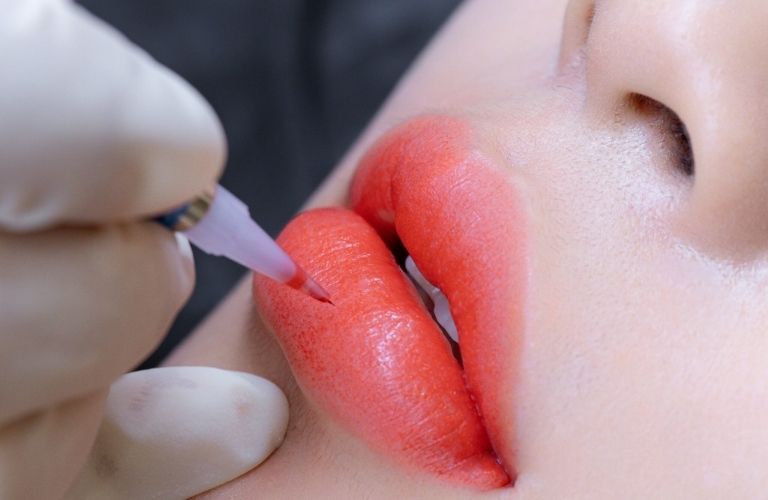 Cơ địa nhạy cảm hoặc dị ứng với mực phun môi