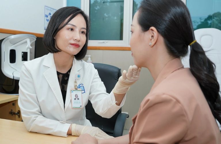 Chủ động thăm khám khi khi môi bị nổi mụn nước dài ngày không thuyên giảm