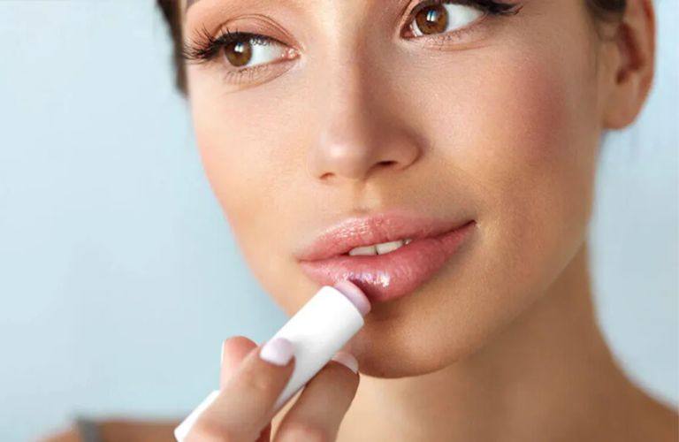 Thực hiện chăm sóc môi đúng cách sau phun