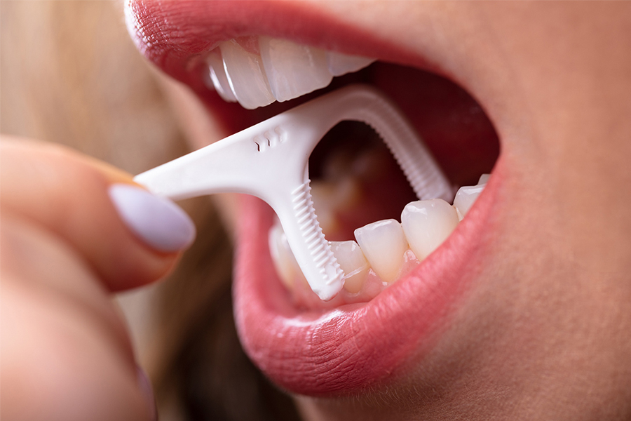 Phun môi có được đánh răng không ?