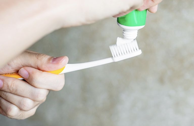 Nên kiêng đánh răng trong khoảng 3 - 5 ngày đầu sau khi phun môi