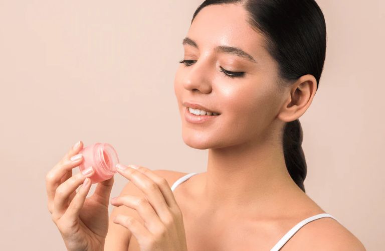 Sử dụng kem dưỡng môi chuyên dụng