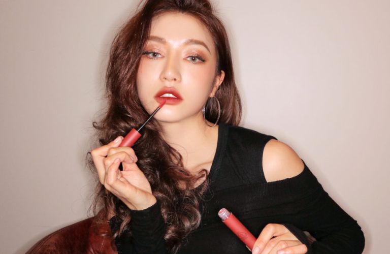 Hạn chế sử dụng mỹ phẩm trên môi cho đến khi môi lành hoàn toàn
