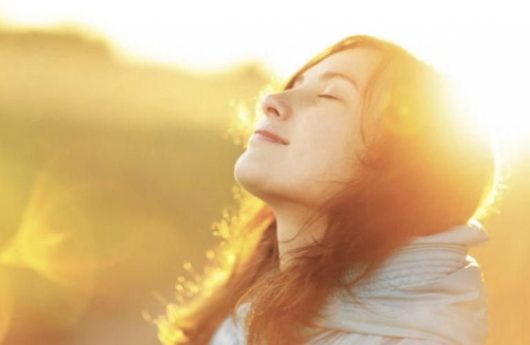 Tiếp xúc ánh nắng mặt trời trong giai đoạn phục hồi có thể gây thâm môi hoặc khiến môi không đều màu