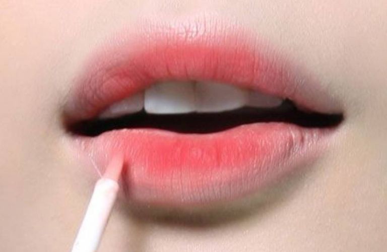 Sử dụng kem che khuyết điểm môi để tạm thời che đi các vết loang màu, không đều màu