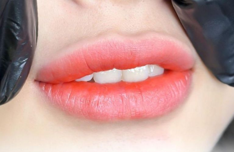 Kiêng đồ nếp đủ thời gian cần thiết để màu môi lên chuẩn và đều