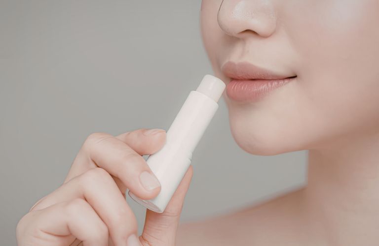 Dưỡng môi theo hướng dẫn của chuyên viên