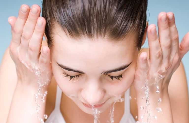 Rửa mặt nhẹ nhàng sau phun môi 7 ngày