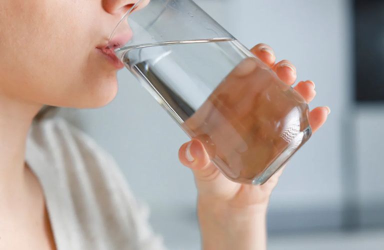 Uống ít nhất 1.5 - 2 lít nước mỗi ngày để giảm cảm giác khô căng, giữ ẩm cho làn môi