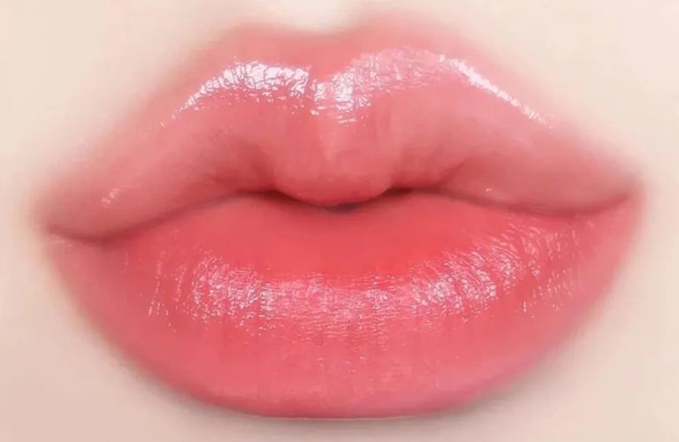 Phun môi màu hồng san hô mang lại vẻ đẹp tự nhiên, trong trẻo