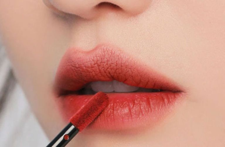 Không sử dụng son môi hoặc mỹ phẩm trong thời gian đầu