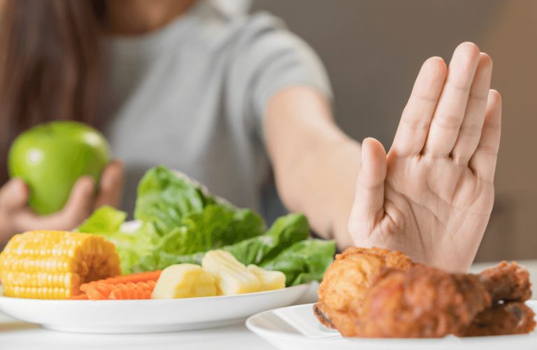 Phun tán bột lông mày kiêng ăn gì?