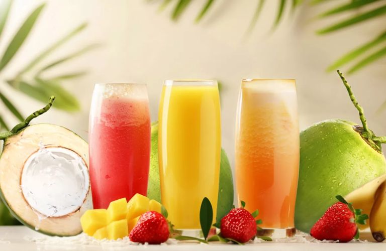 Nước dừa và nước ép trái cây rất tốt cho quá trình phục hồi sau khi phun xăm môi