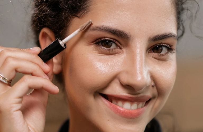 Làm đẹp lông mày bằng cách trang điểm nhẹ nhàng