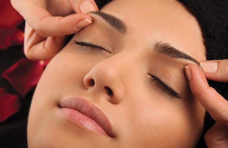 Massage vùng lông mày để kích thích mọc lông mày