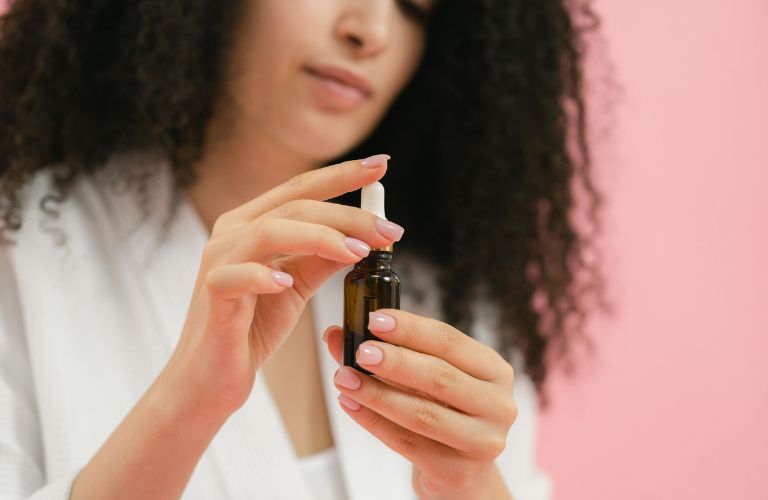Dùng serum mọc lông mày từ thiên nhiên