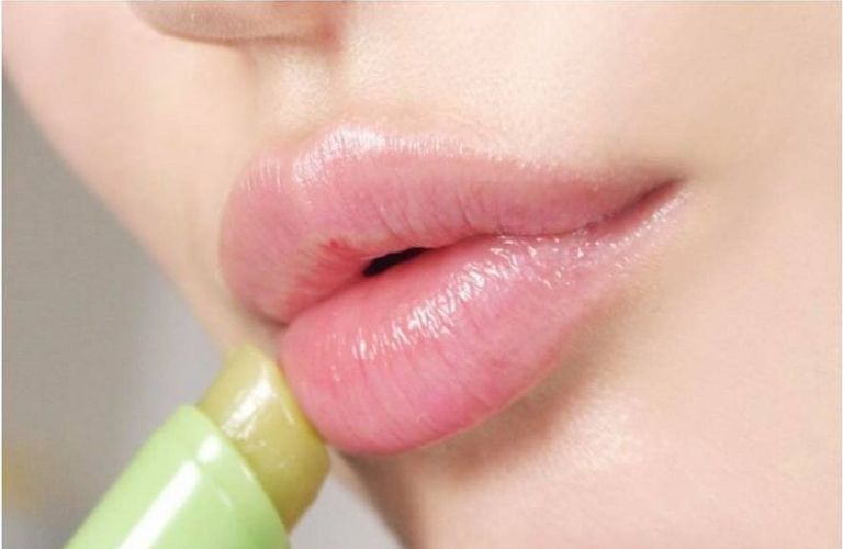 Cấp ẩm và làm dịu môi đang tổn thương