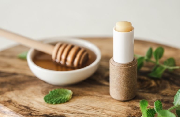 Tốt nhất nên dùng son dưỡng không màu và có thành phần lành tính