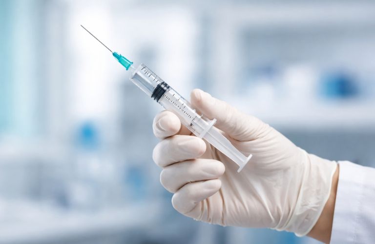 Kiểm tra sản phẩm trước khi tiêm